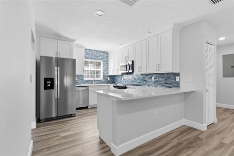 House in Tampa, Florida 3 bedrooms, 138.8 sq.m. № 2232146 - photo 7