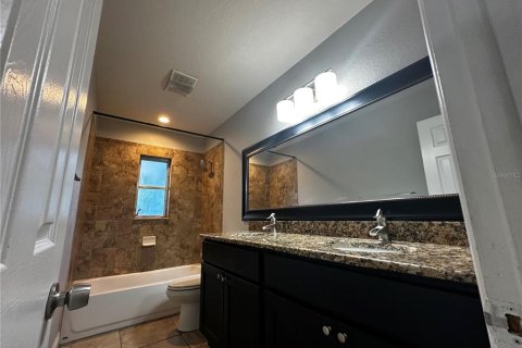 House in Tampa, Florida 3 bedrooms, 139.35 sq.m. № 1912518 - photo 29