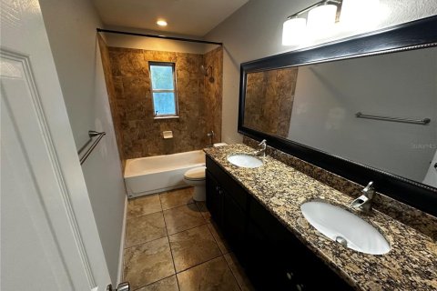 House in Tampa, Florida 3 bedrooms, 139.35 sq.m. № 1912518 - photo 28