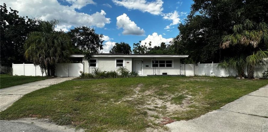 House in Tampa, Florida 3 bedrooms, 139.35 sq.m. № 1912518