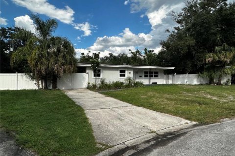 House in Tampa, Florida 3 bedrooms, 139.35 sq.m. № 1912518 - photo 2