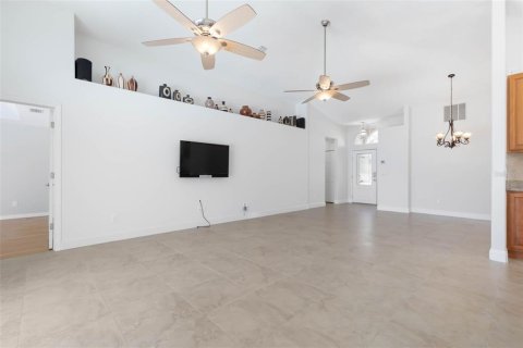 House in Palm Coast, Florida 3 bedrooms, 151.9 sq.m. № 1670256 - photo 13