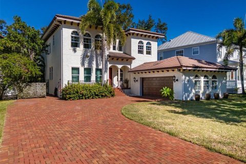 House in Tampa, Florida 4 bedrooms, 316.43 sq.m. № 2148981