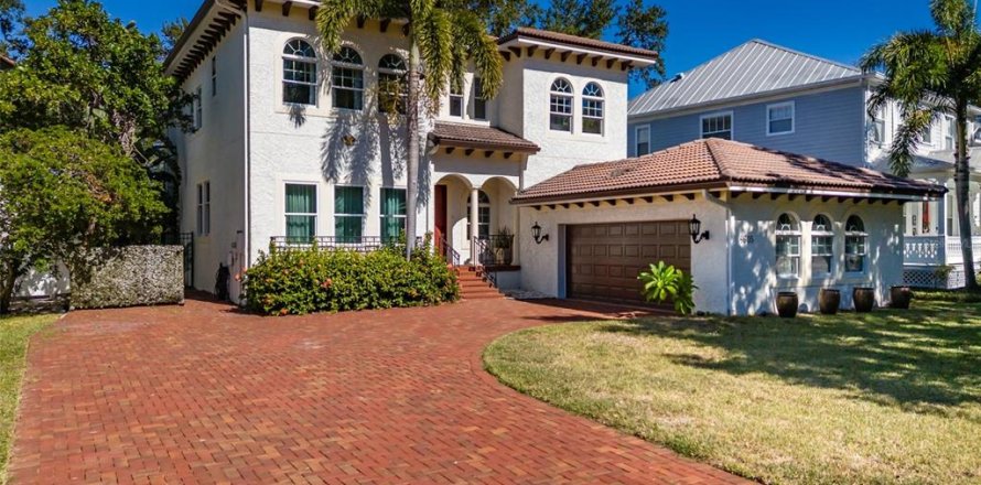 House in Tampa, Florida 4 bedrooms, 316.43 sq.m. № 2148981