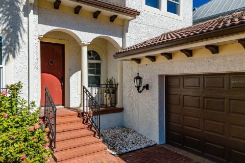 House in Tampa, Florida 4 bedrooms, 316.43 sq.m. № 2148981 - photo 5