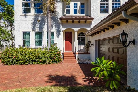 House in Tampa, Florida 4 bedrooms, 316.43 sq.m. № 2148981 - photo 4