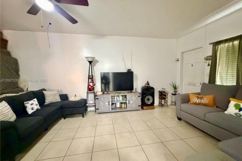 Commercial property in Biscayne Park, Florida 135.64 sq.m. № 2090159 - photo 4