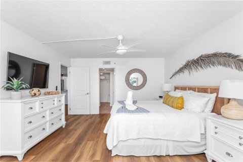 Condo in Indian Shores, Florida, 2 bedrooms  № 1851234 - photo 12