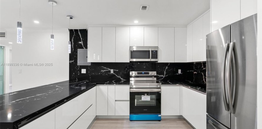 Apartment in Miami, Florida 2 bedrooms, 89 sq.m. № 1953319