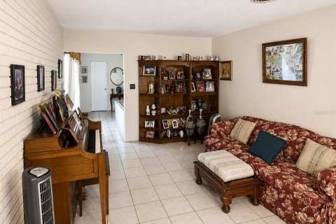 House in Saint Petersburg, Florida 3 bedrooms, 162.76 sq.m. № 2209421 - photo 8