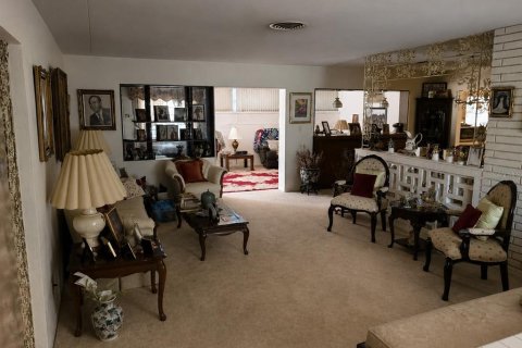 House in Saint Petersburg, Florida 3 bedrooms, 162.76 sq.m. № 2209421 - photo 9