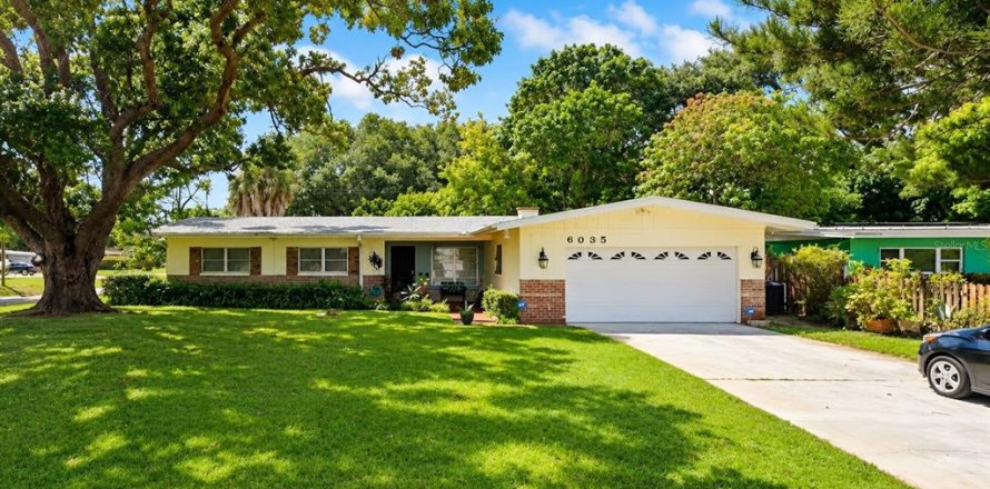 House in Saint Petersburg, Florida 3 bedrooms, 162.76 sq.m. № 2209421