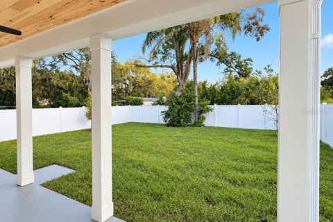 House in Tampa, Florida 4 bedrooms, 229 sq.m. № 2410015 - photo 11