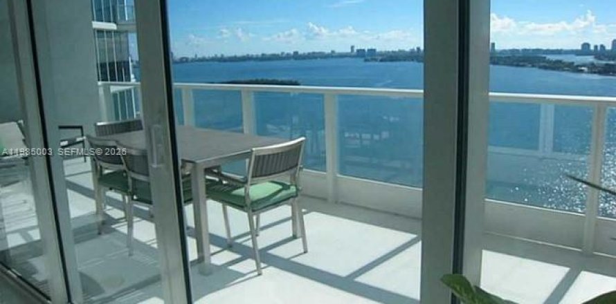 Кондоминиум с 2 спальнями в Майами, Флорида № 2050840