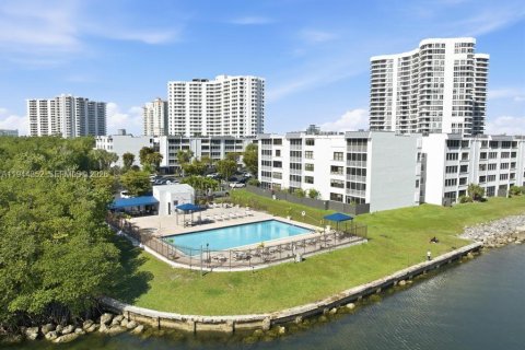 Copropriété à vendre à Aventura, Floride: 3 chambres, 129.69 m2 № 2089242 - photo 21