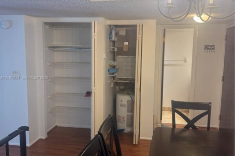 Condo in Lauderhill, Florida, 1 bedroom  № 2416136 - photo 4