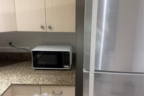 Condo in Lauderhill, Florida, 1 bedroom  № 2416136 - photo 12