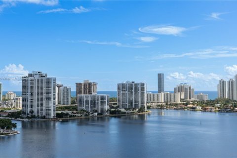 Condominio en alquiler en Aventura, Florida, 3 dormitorios, 286.32 m2 № 1932895 - foto 2
