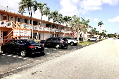 Condo in Hallandale Beach, Florida, 1 bedroom  № 1704696 - photo 14