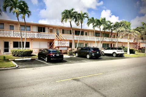 Condo in Hallandale Beach, Florida, 1 bedroom  № 1704696 - photo 3