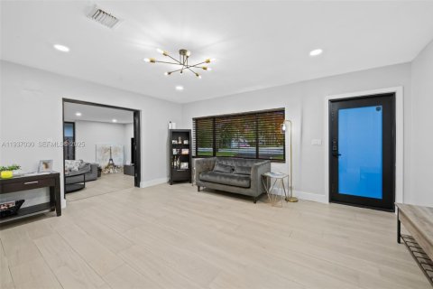 House in Fort Lauderdale, Florida 3 bedrooms № 1994841 - photo 13