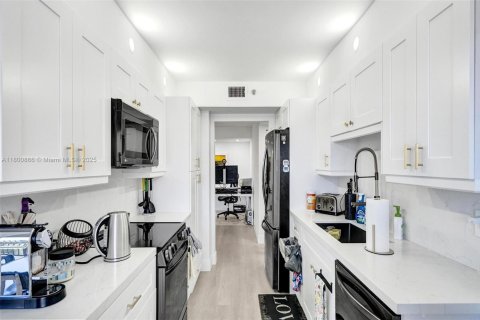 Condo in Hollywood, Florida, 2 bedrooms  № 1715060 - photo 12