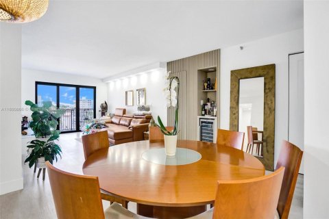 Condo in Hollywood, Florida, 2 bedrooms  № 1715060 - photo 1