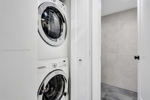 Condo in Hollywood, Florida, 2 bedrooms  № 1715060 - photo 16