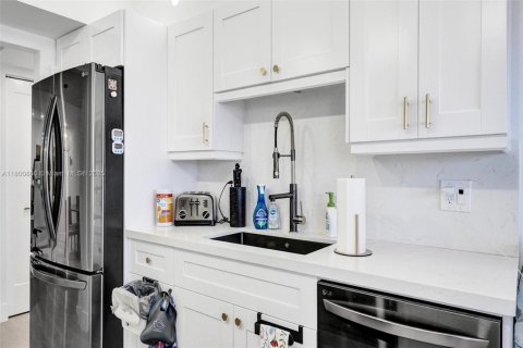 Condo in Hollywood, Florida, 2 bedrooms  № 1715060 - photo 11
