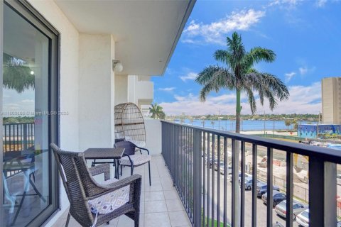 Condo in Hollywood, Florida, 2 bedrooms  № 1715060 - photo 27