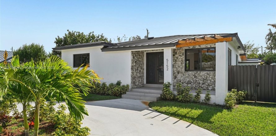 Villa ou maison à Coral Gables, Floride 5 chambres, 163.97 m2 № 1969020