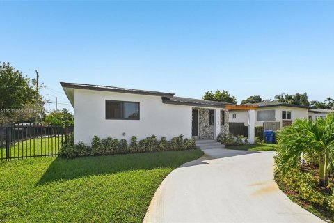 Villa ou maison à vendre à Coral Gables, Floride: 5 chambres, 163.97 m2 № 1969020 - photo 2