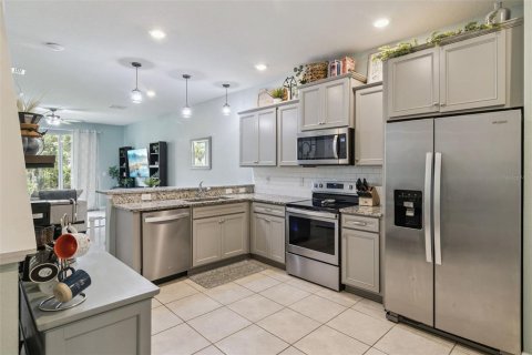 Townhouse in Tampa, Florida 2 bedrooms, 147.53 sq.m. № 2223679 - photo 11