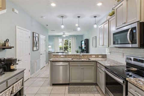 Townhouse in Tampa, Florida 2 bedrooms, 147.53 sq.m. № 2223679 - photo 10