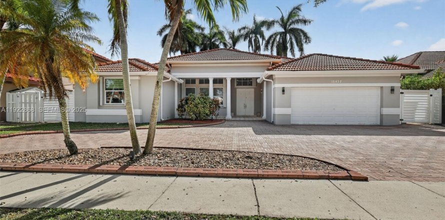 Villa ou maison à Pembroke Pines, Floride 3 chambres, 211.91 m2 № 1976724