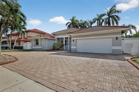 Villa ou maison à louer à Pembroke Pines, Floride: 3 chambres, 211.91 m2 № 1976724 - photo 3