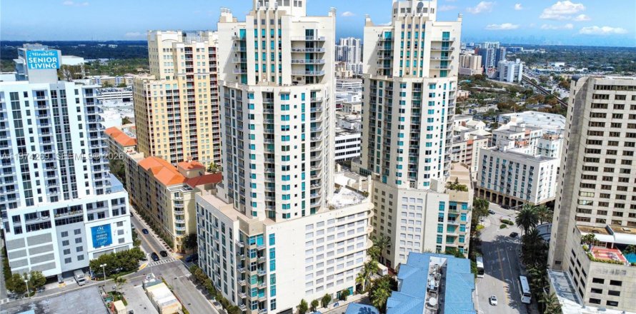 Кондоминиум с 2 спальнями в Майами, Флорида № 2036589