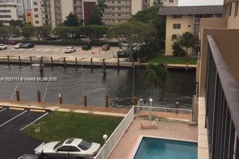 Condo in North Miami Beach, Florida, 2 bedrooms  № 1802738 - photo 12
