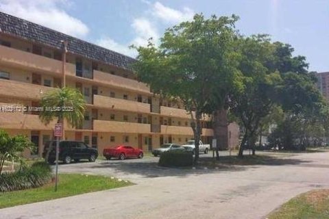 Condo in North Miami Beach, Florida, 2 bedrooms  № 1802738 - photo 2