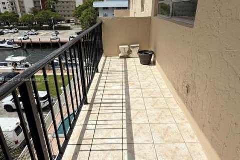 Condo in North Miami Beach, Florida, 2 bedrooms  № 1802738 - photo 22