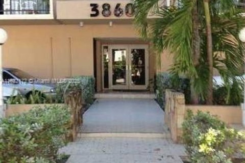Condo in North Miami Beach, Florida, 2 bedrooms  № 1802738 - photo 1