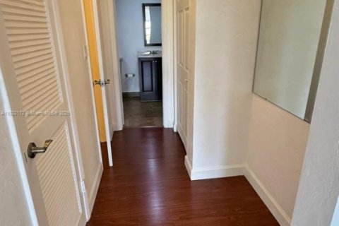 Condo in North Miami Beach, Florida, 2 bedrooms  № 1802738 - photo 15