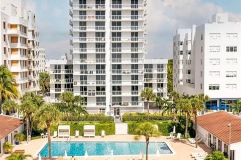Copropriété à louer à Miami Beach, Floride: 2 chambres, 105.82 m2 № 2079922 - photo 12