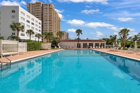 Copropriété à louer à Miami Beach, Floride: 2 chambres, 105.82 m2 № 2079922 - photo 11