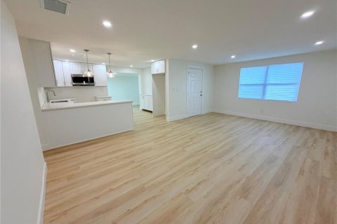 Immobilier commercial à vendre à Tampa, Floride: 5 chambres, 159.51 m2 № 2287299 - photo 6