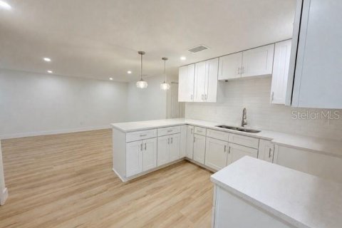 Immobilier commercial à vendre à Tampa, Floride: 5 chambres, 159.51 m2 № 2287299 - photo 11