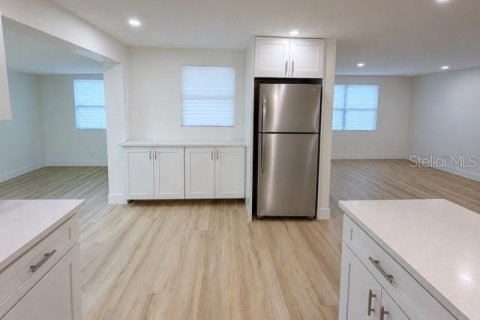 Immobilier commercial à vendre à Tampa, Floride: 5 chambres, 159.51 m2 № 2287299 - photo 9