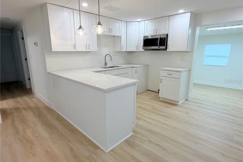Immobilier commercial à vendre à Tampa, Floride: 5 chambres, 159.51 m2 № 2287299 - photo 13