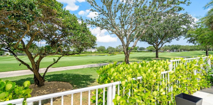 House in Boca Raton, Florida 3 bedrooms, 242.38 sq.m. № 1208745