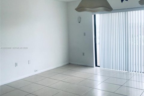Condominio en venta en Hialeah, Florida, 2 dormitorios, 88.26 m2 № 2244323 - foto 4